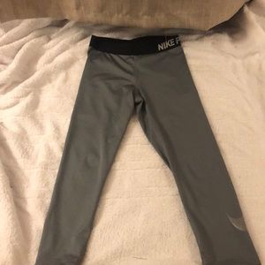 Nike Pro cropped leggings w/Nike decal